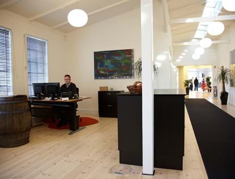 Filtløber i sort i bank lokale